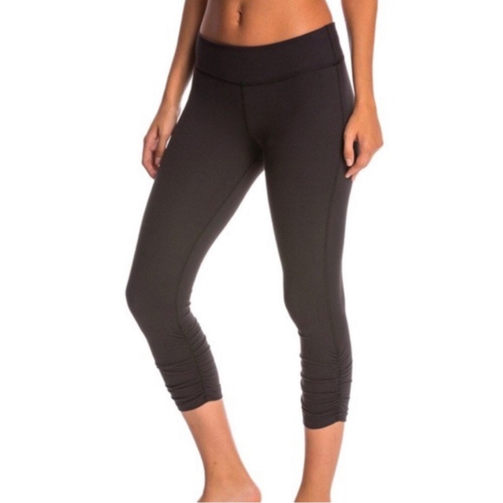 Beyond Yoga Cropped Ruched Leggings Size L Gray